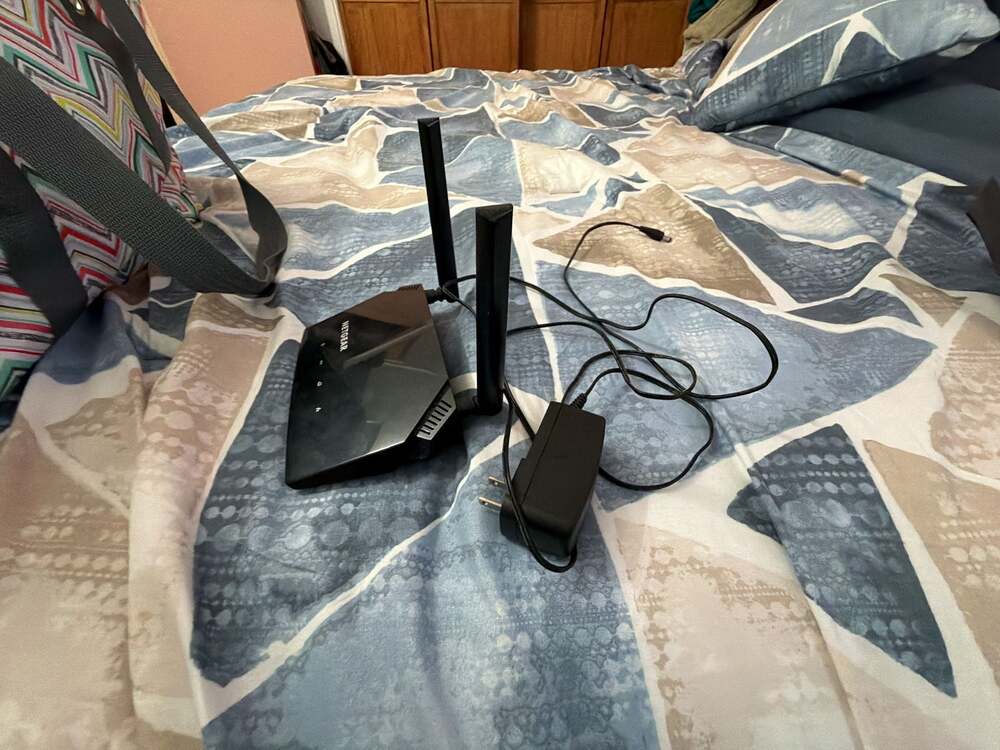 NETGEAR AC1000 WiFi Router Model R6080 with Power Adapter - Picture 4 of 4
